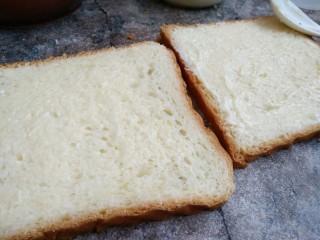 黑米面包,然后另一片也抹上沙拉酱