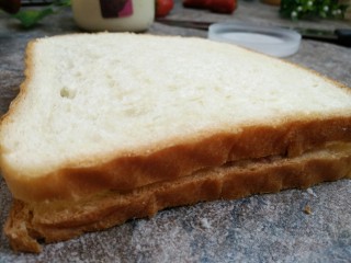 黑米面包,然后另一片盖在上面两片压紧