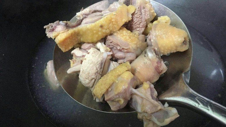 冬菇炖鸡汤,锅里煮开水放焯水