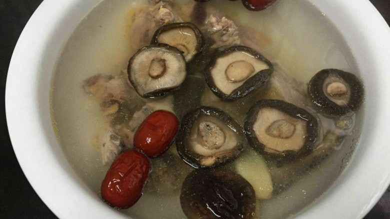 冬菇炖鸡汤,加水放锅里隔水炖30分钟