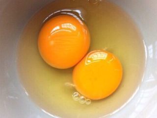 蛋丝酸辣汤,用一个蛋清两个蛋黄，打成蛋液