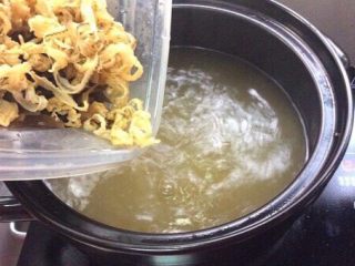 蛋丝酸辣汤,汤锅烧开，放入扇贝边和木耳丝煮两分钟