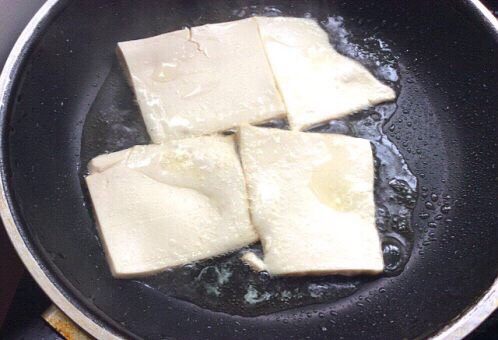 蛋丝酸辣汤,煎锅中加入少许油把豆腐煎至两面金黄色