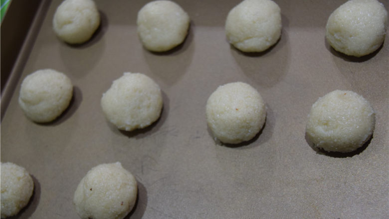意大利杏仁圆饼—意式马卡龙,整理成圆球状。这个配方可以制作十块。