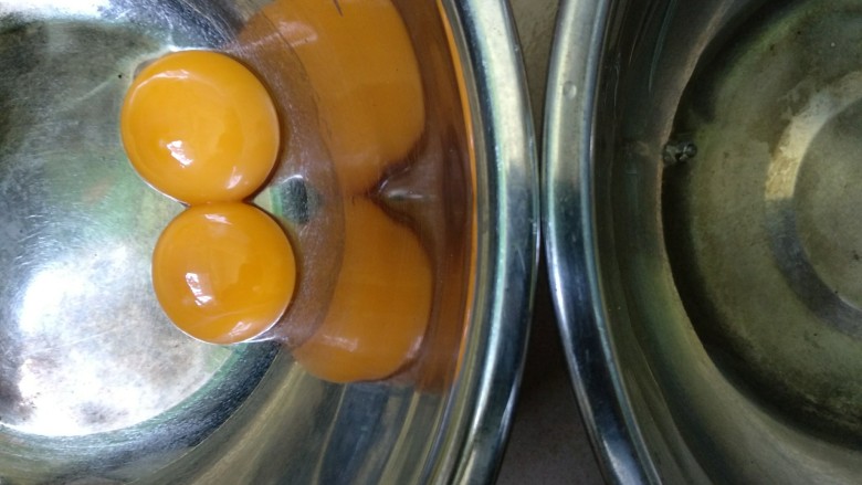 6寸心形蛋糕,蛋黄和蛋白分离，蛋白打入干净无水无油的容器里。