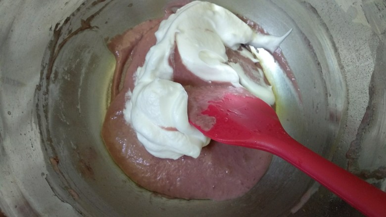 6寸心形蛋糕,取1/3蛋白霜放入蛋黄糊，从下往上翻拌或#字翻拌，不可圈拌以免消泡。
