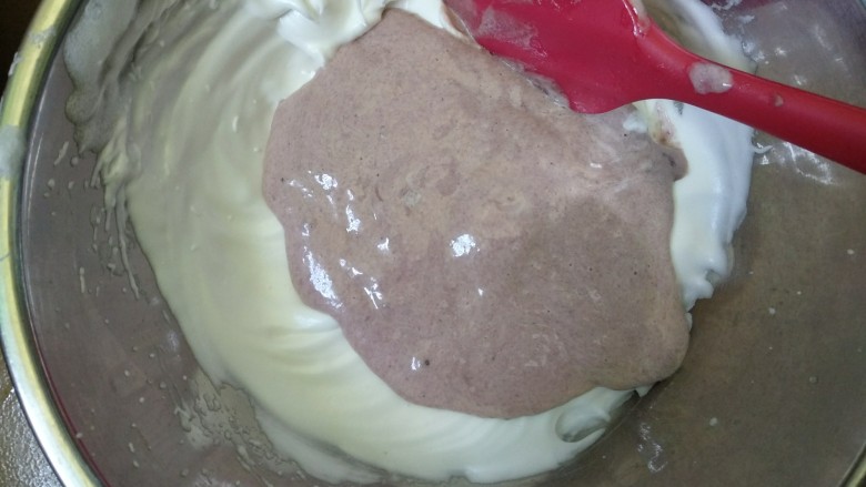 6寸心形蛋糕,将拌好的面糊倒入剩余蛋白，从下往上翻拌或#字翻拌，不可圈拌以免消泡。