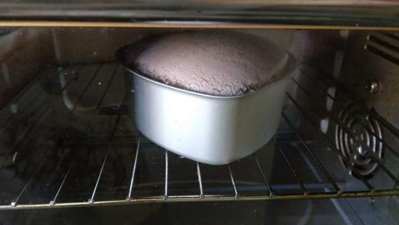 6寸心形蛋糕,放入提前预热140℃烤箱，中层上下火140℃烤45分钟。（具体时间根据自家烤箱脾气调整）