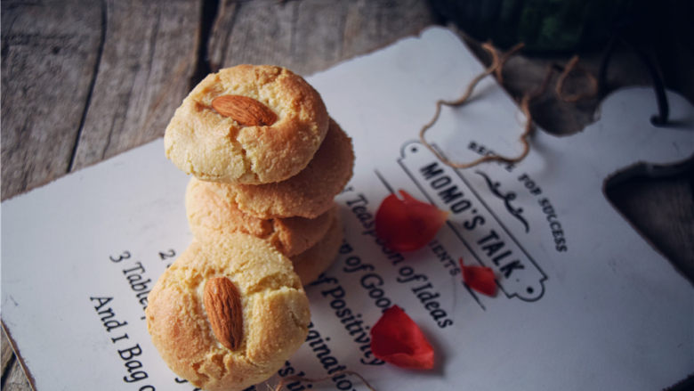 意大利杏仁圆饼—意式马卡龙,成品图：杏仁圆饼口感表面酥脆，内部柔软。就是马卡龙回潮后的口感超级好吃~~