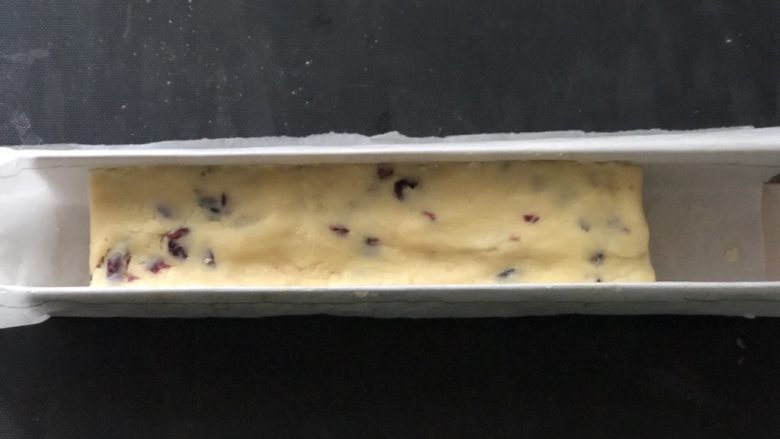 酥掉渣的蔓越莓曲奇,U型模具垫烘焙纸，面团整形成长方形。入冰箱冷冻1小时。(是冷冻，不是冷藏哦)