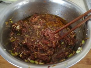 驴肉烧卖,加盐，糖，花椒面，红烧酱油海鲜酱油，加烧开的豆油搅拌均匀。