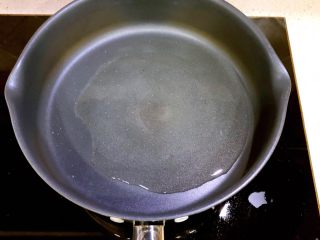 大蒜炒蛋,热锅以后倒入油