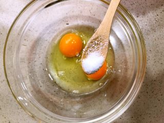 大蒜炒蛋,鸡蛋打入碗中，放入一点点盐