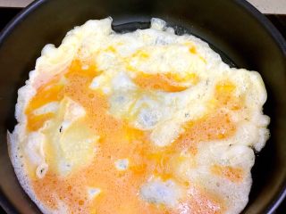 大蒜炒蛋,等油烧到十分热的时候放入鸡蛋，这样煎出来的鸡蛋比较松软，鸡蛋煎好以后盛出备用