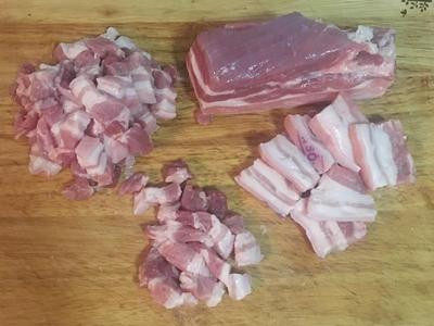 台湾鲁肉饭,猪肉连皮带肉切成小条；