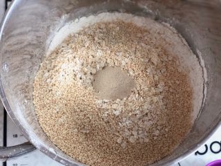 无油无糖燕麦芝麻欧包,按照先液体后粉类的顺序，把所有材料放进厨师机。面粉中间挖小坑，放入酵母。启动肉面程序，揉15分钟左右。