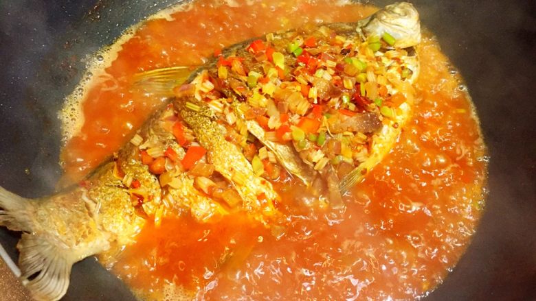 川味干烧臊子鱼,将锅里的料汁浇在鱼背上，转小火煮至汤汁浓稠即可。