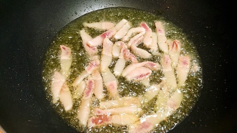 川味干烧臊子鱼,煎鱼的油继续放入肥肉煎制。