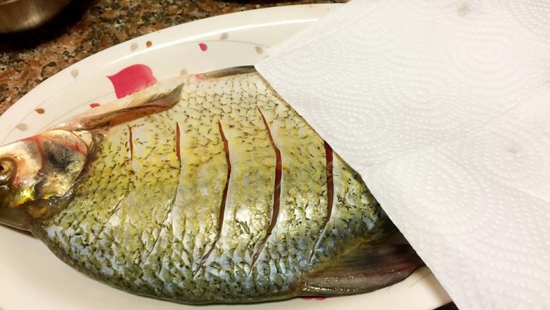 川味干烧臊子鱼,腌制好的鱼用厨房纸吸干表面水份。