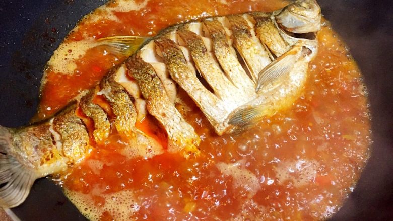 川味干烧臊子鱼,放入煎好的鱼大火煮开。
