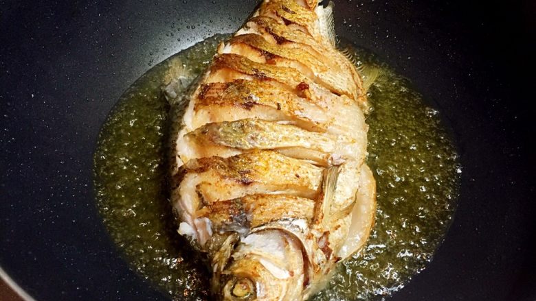 川味干烧臊子鱼,如图颜色起锅备用。（注意不要将鱼捞断了）