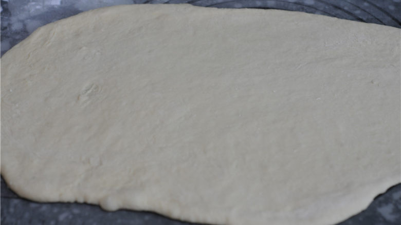 黑芝麻千层小面包粒,发酵好的面团取出来，擀成长方形片