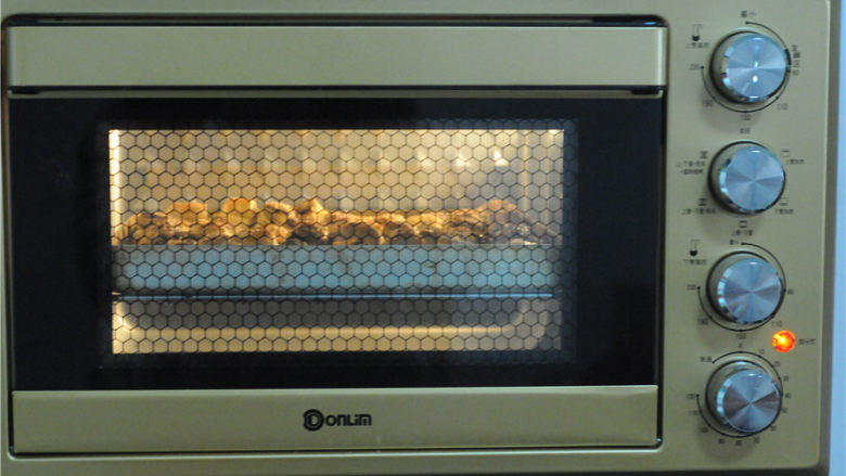 黑芝麻千层小面包粒,放入烤箱180度烤10分钟