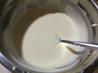抹茶奶酪慕斯蛋糕,在奶酪液中加入酸奶、朗姆酒、奶油液，搅拌均匀。