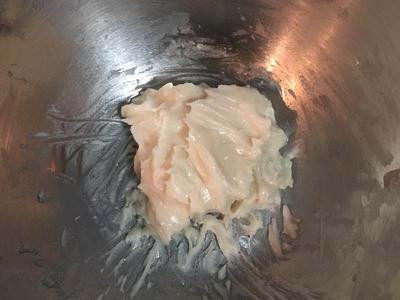 胡椒饼,拌好后的油酥直接倒在保鲜膜上，包好后放冷冻库冰镇。
