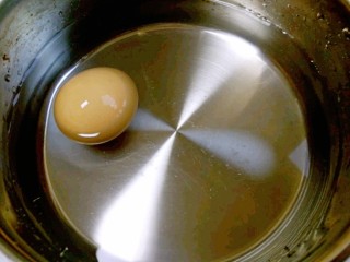 简单营养沙拉,鸡蛋洗干净后放到锅里煮熟