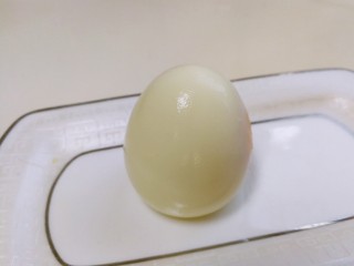 简单营养沙拉,泡过的鸡蛋很容易剥去外壳