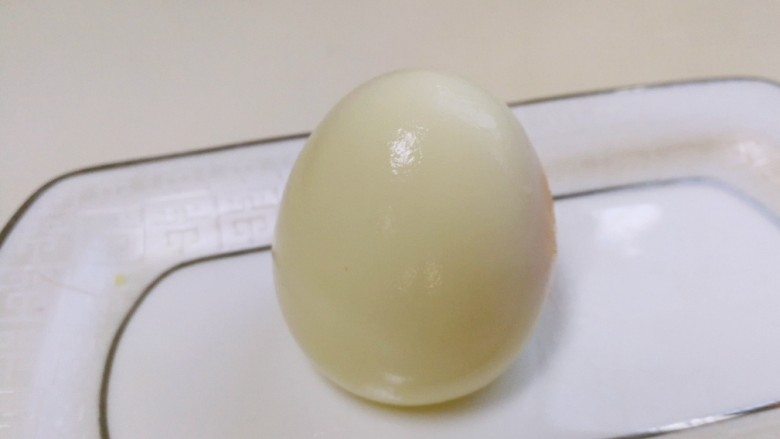 简单营养沙拉,泡过的鸡蛋很容易剥去外壳
