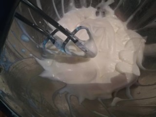 抹茶奶酪慕斯蛋糕,用电动打蛋器低速打发蛋白至粗泡，加入10克糖，改高速继续打发至泡沫细腻，加入10克糖，高速打发至提起出现弯钩