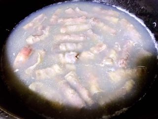 水煮肥牛金针菇,锅中烧开水将肥牛焯水至刚刚变色立即捞出