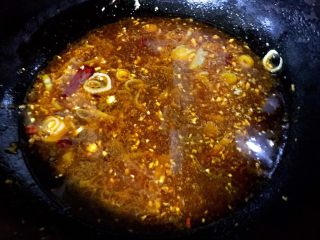 水煮肥牛金针菇,添加清水或是高汤烧开