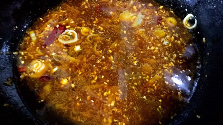 水煮肥牛金针菇,添加清水或是高汤烧开