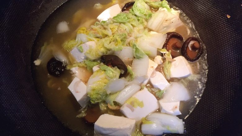 白菜豆腐煲,加水煮开。
