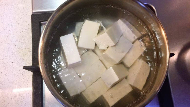 白菜豆腐煲,沸水下豆腐块汆烫一下，去豆腥味定型。