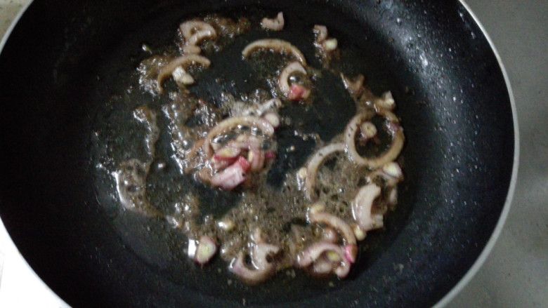 红酒黑椒牛排,熬制酱汁：锅中留底油，放入蒜蓉、腌制牛排的洋葱煸香、