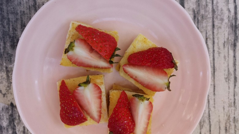 草莓土司塔,如图，做好了四个