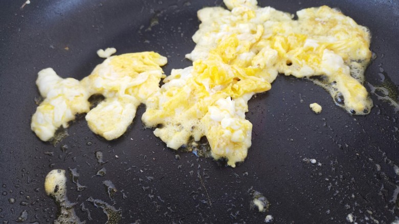 辣酱鸡蛋炒方便面,煎熟，不需要整蛋，要碎蛋