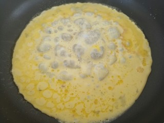 牛奶滑蛋,然后把鸡蛋牛奶液倒入锅里煎