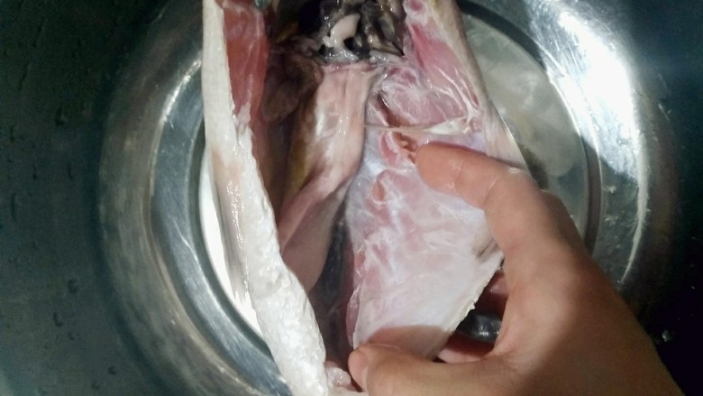 清蒸海桂鱼,把鱼肚子里的杂质摘干净。不然会很腥。