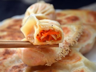 冰花素煎饺,看看饺子馅儿，虽然是素馅的，也是很诱人。
