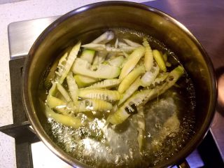 火腿炒春笋,放入沸水中焯水2分钟。
捞出沥干备用。