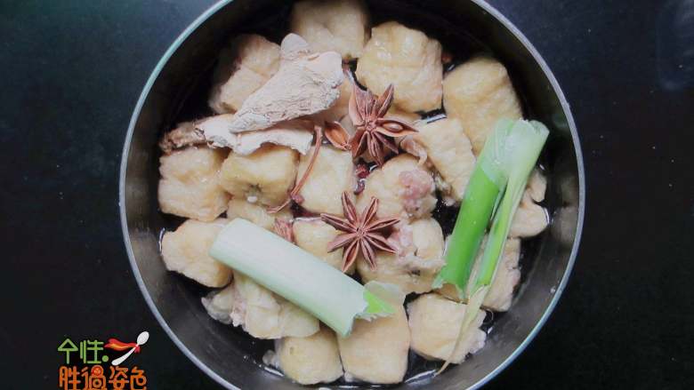 豆腐泡塞肉,锅里到少许油，把肉馅的一面小火煎一分钟，加入八角。葱段、姜片