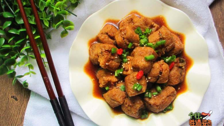 豆腐泡塞肉,豆泡是一种很吸味的菜，跟谁都很百搭。
