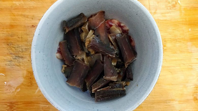 白菜炒三（腊·辣）,捞出腊肉，如图所示，切成薄片，控干水分，备用