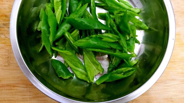 白菜炒三（腊·辣）,将青辣椒如图所示，斜45°切段，控干水分，备用