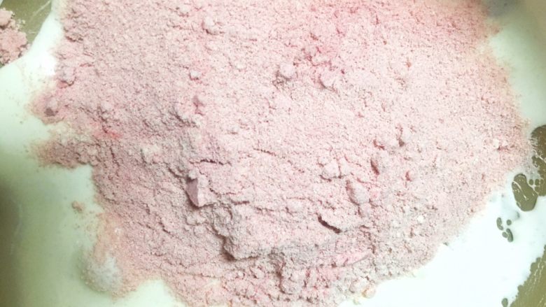美艳冻干脆零失败牛轧糖,将草莓（或芒果）冻干粉与奶粉的混合物倒入融化的棉花糖中。